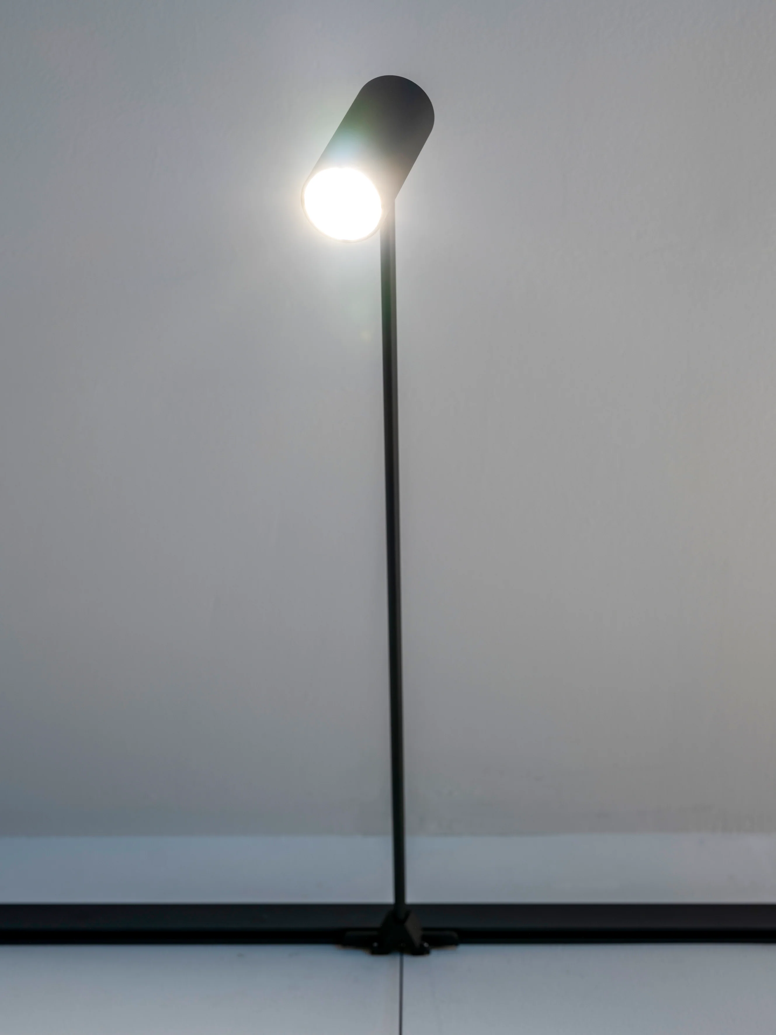 Spot sur tige 50 cm noir Illume Duo Rail - Accrochage et éclairage tableau Artiteq - Image 4